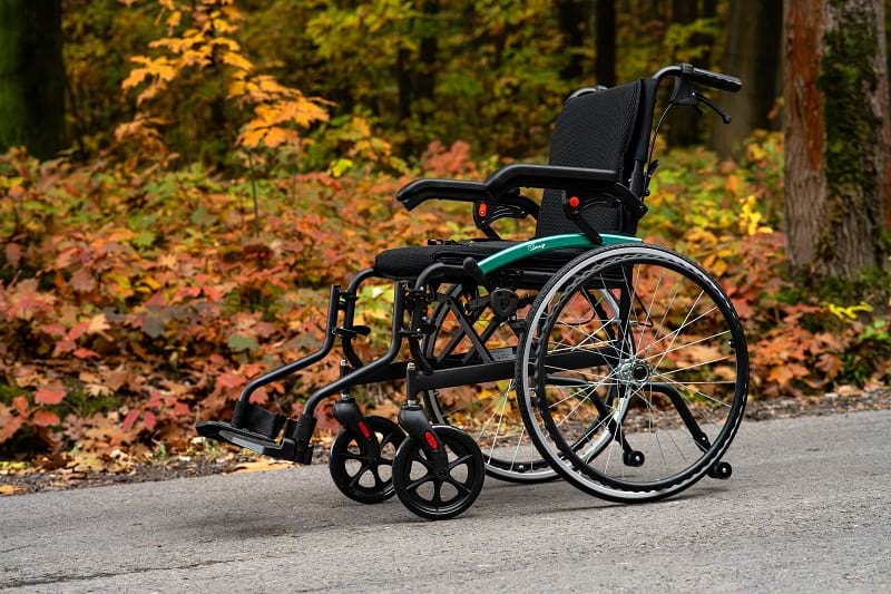 Aký invalidný vozík vybrať pre seniora (kompletný sprievodca)